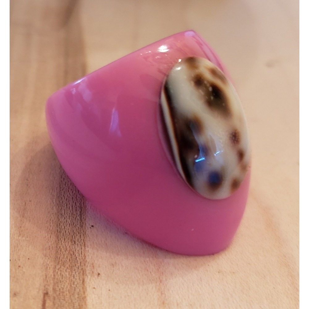 Vintage Pink Ring Mod Chunky Acrylic with Seash…